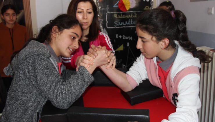 Sivas’ta bileği bükülemeyen okul | 47 madalya kazandılar